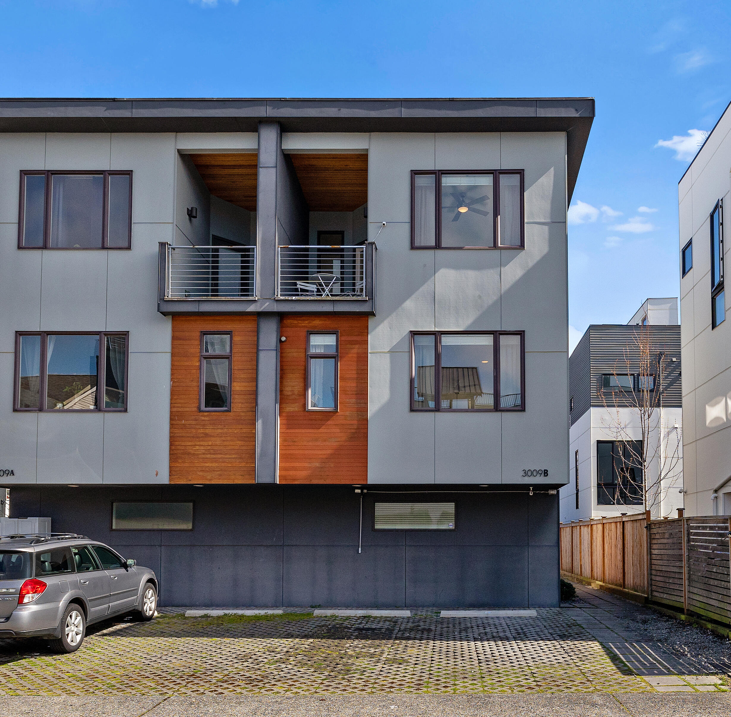 Townhouse - Parking Included (please confirm the exact spot during booking)